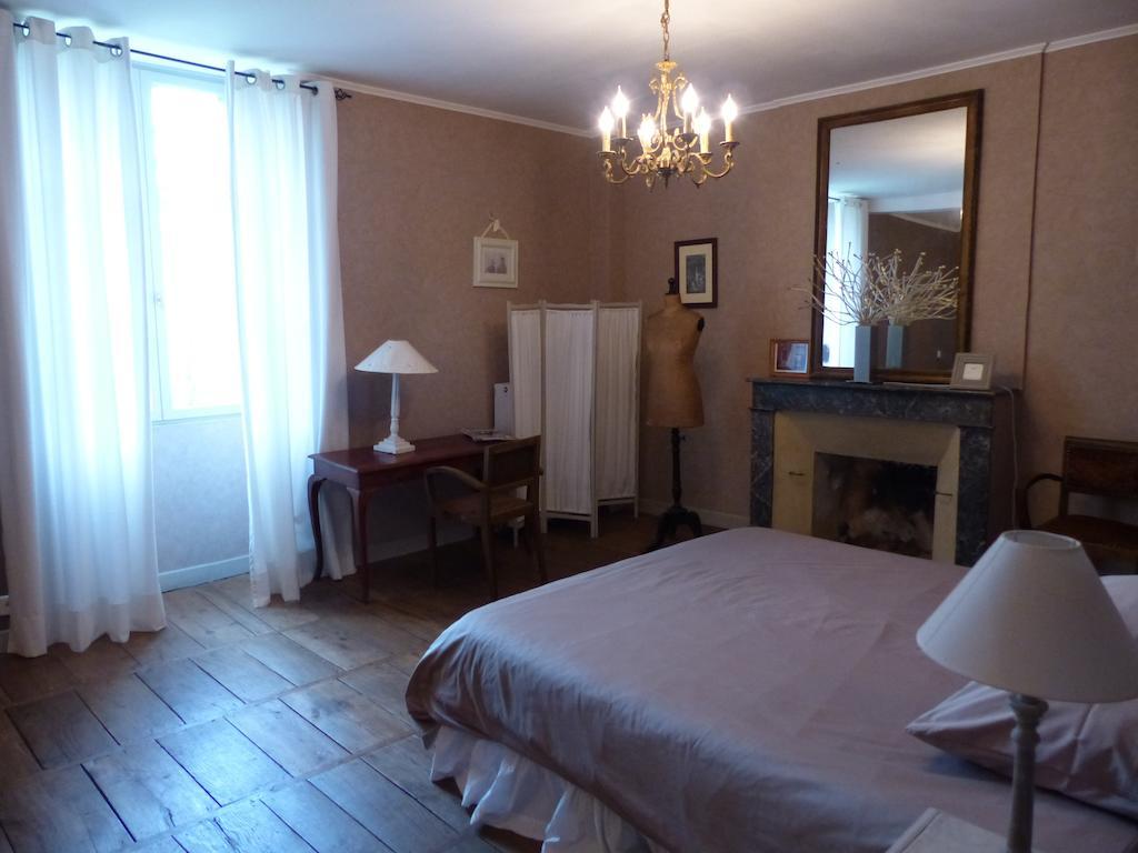 Le Domaine De Panissac Bed & Breakfast Berneuil  Phòng bức ảnh